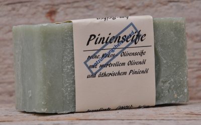 Natürliche Seife mit ätherischem Pinienöl